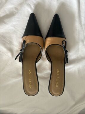 White Fox Two-Tone Black and Tan Pointed kitten heels